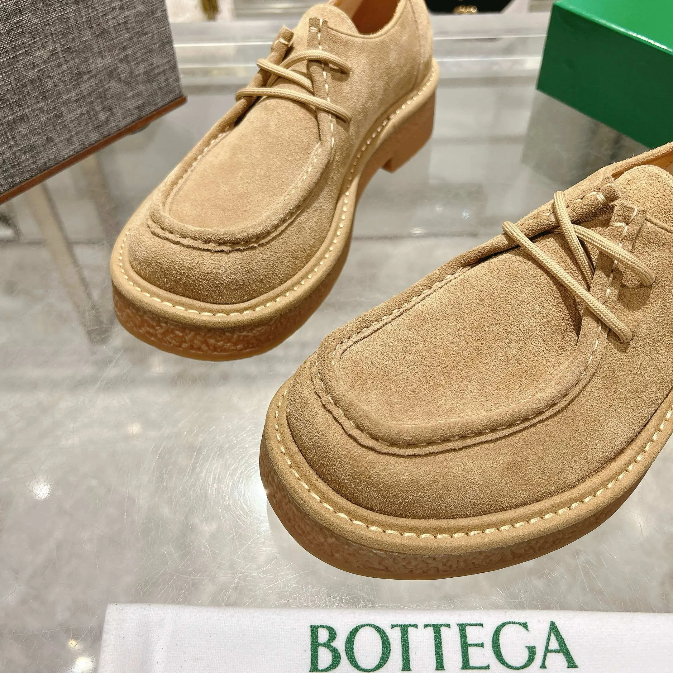 [BV] Top P: 740💰Size for couples: 35-44 (Female 40, Male 38 45, custom-made, non-refundable) Bottega Veneta classic Bottega Veneta counter model! Big square head! Strappy deep-mouth shoes! Reproduction of the original board! The feet are super domineering! Original molded outsole! High-grade mercerized cow velvet! Solid color Niuli!